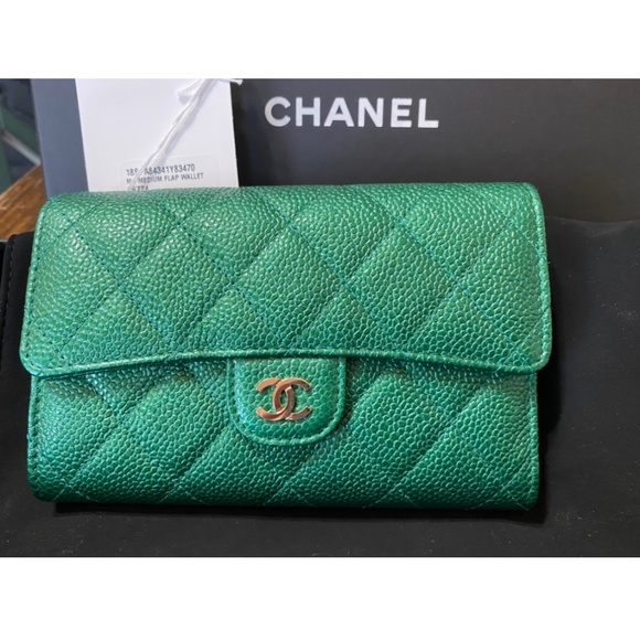 RARE Stunning Chanel 18s Caviar green large wallet - Picture 9 of 9